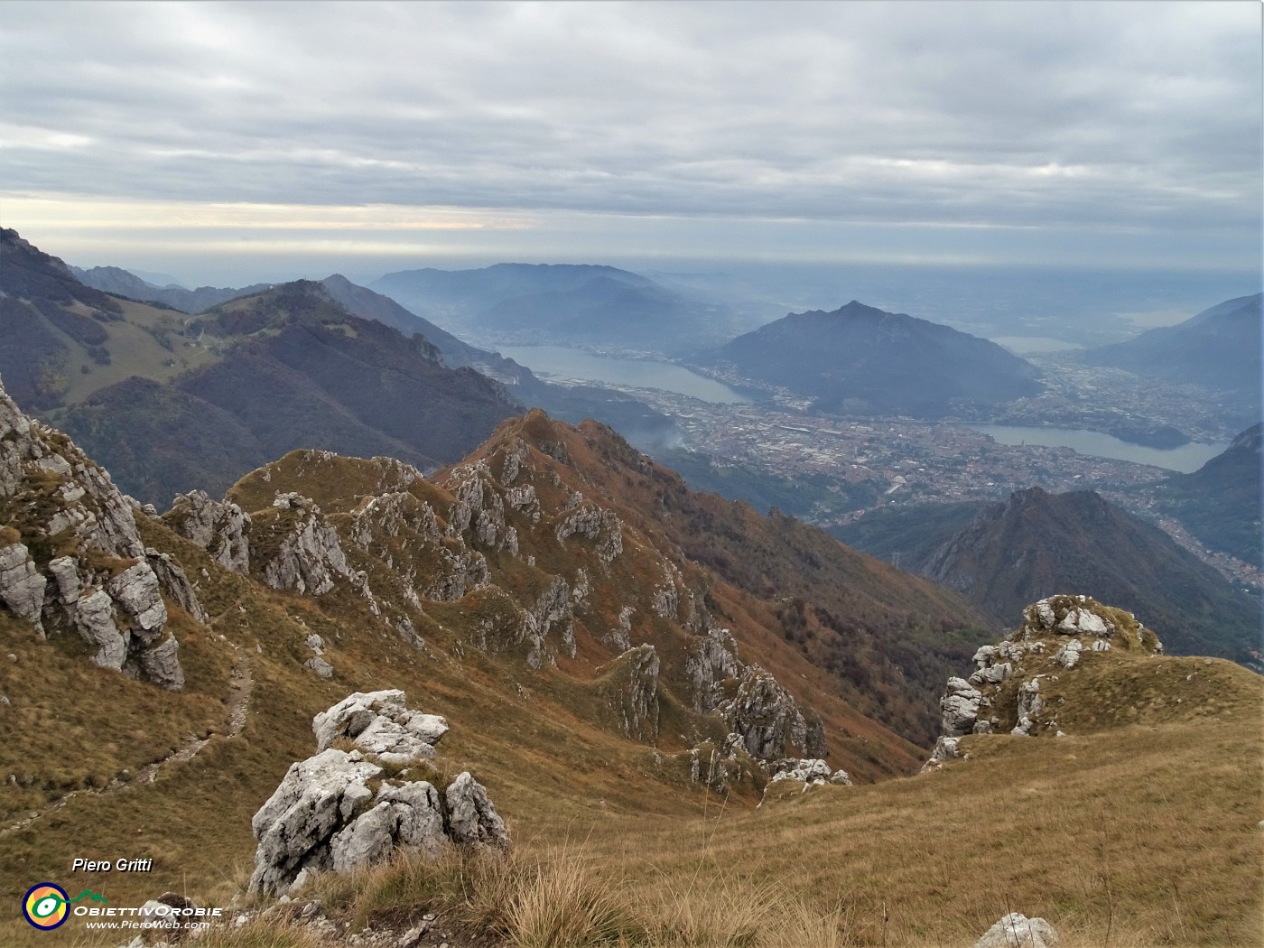 84 Discendendo dal sentiero normale vista ad ovest verso Lecco e suoi laghi e monti.JPG